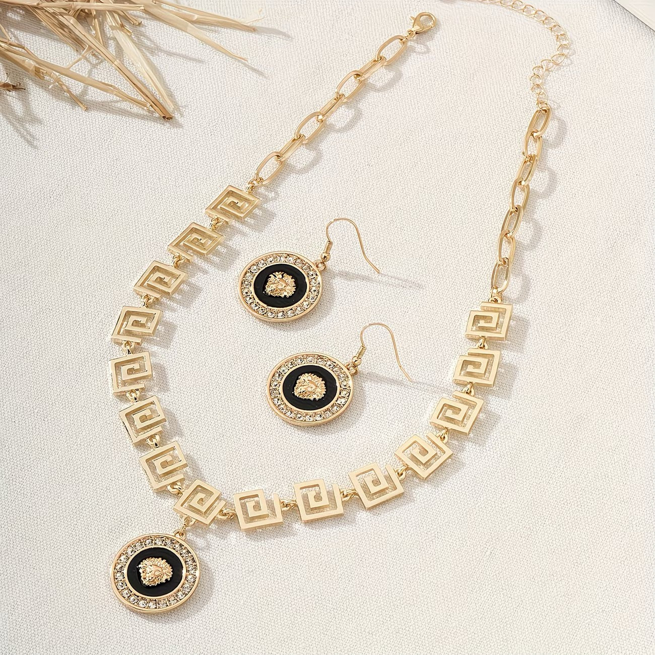 Women's pendant necklace